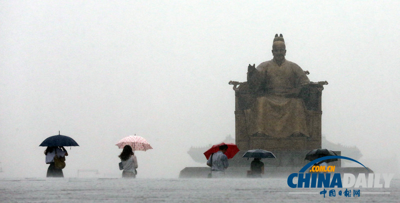 高清组图：韩国首尔连日暴雨侵袭市民生活受影响