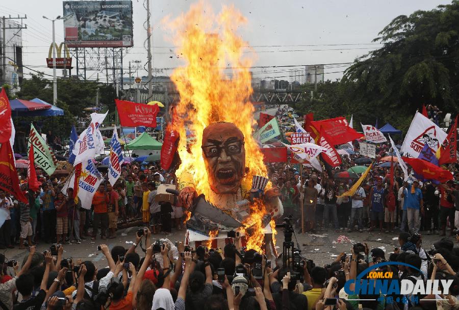 菲律宾总统发表国情咨文 民众抗议烧人偶