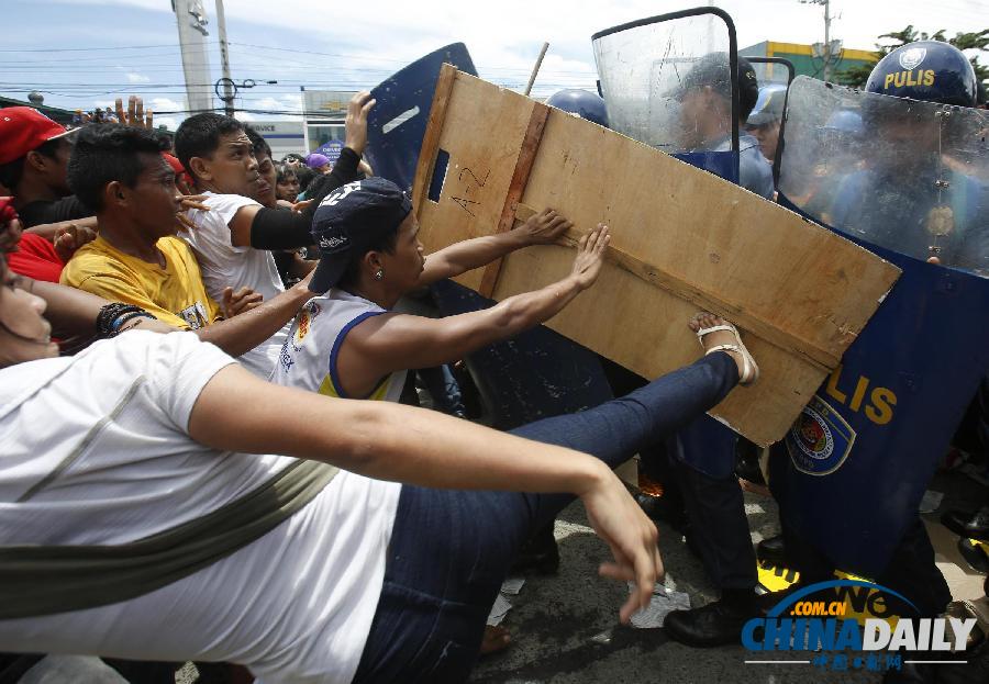菲律宾总统发表国情咨文 民众抗议烧人偶