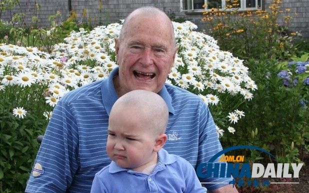 图：为2岁白血病儿童打气 89岁老布什剃光头