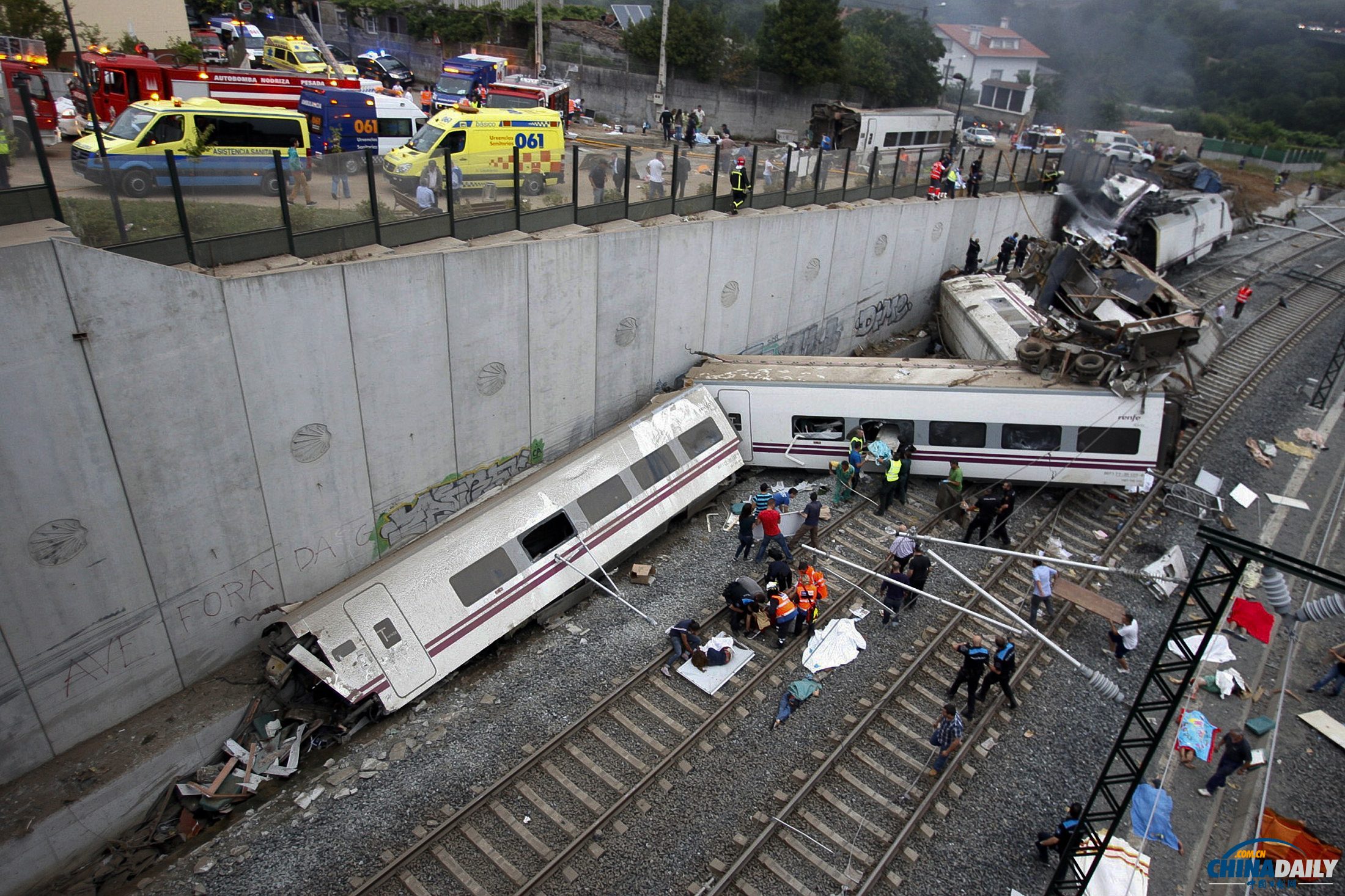 西班牙脱轨火车司机涉嫌超速驾驶 正接受调查
