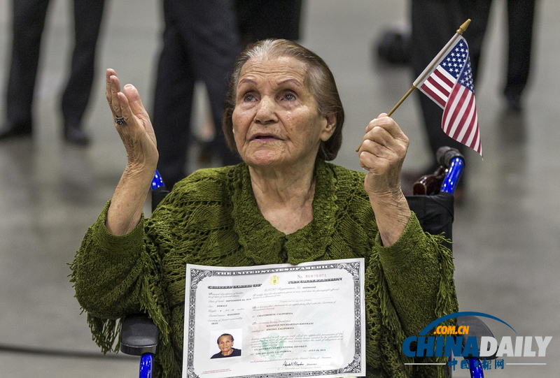 99岁伊朗老妇成为美国公民激动万分（高清组图）