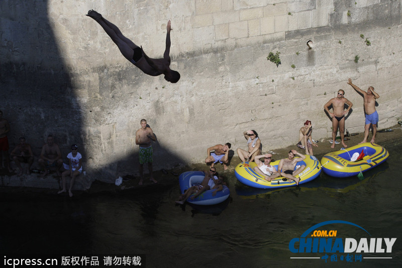 波斯尼亚举办年度传统高台跳水比赛 玩的就是心跳