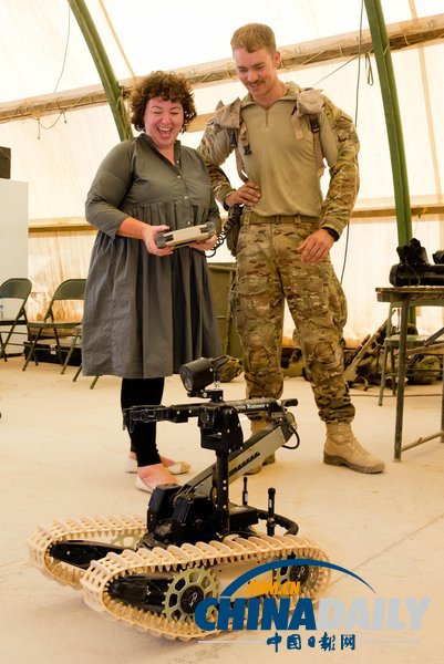 组图：陆克文携妻探望驻阿澳籍士兵 穿防弹衣亮相