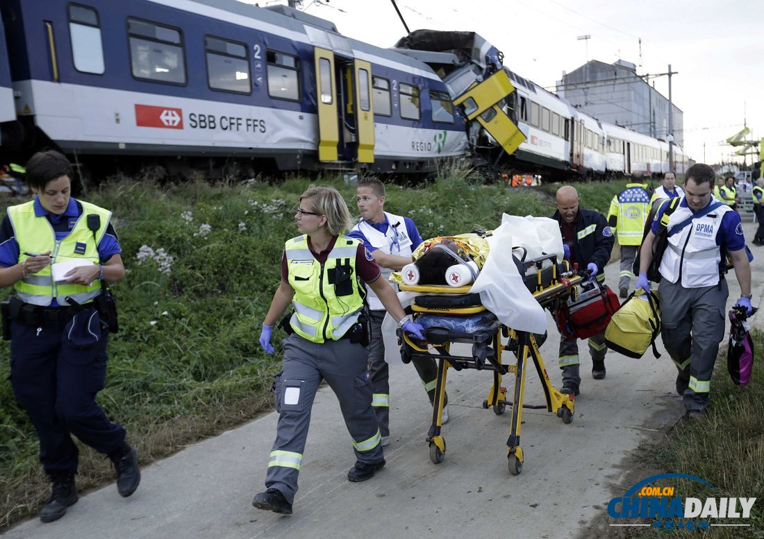 瑞士火车迎面相撞 连夜救援1死26伤