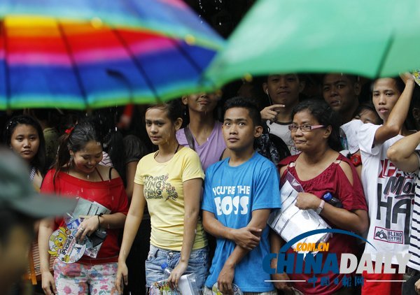 菲律宾选民登记即将截止 民众冒雨“挤爆”选举委员会（高清组图）