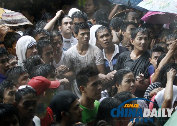 菲律宾选民登记即将截止 民众冒雨“挤爆”选举委员会（高清组图）