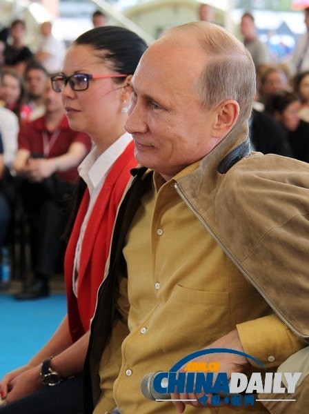组图：普京参加俄罗斯论坛活动 备受女青年追捧