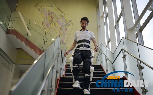 日本公司推出新型辅助肢 意念可控人体外骨骼（图）