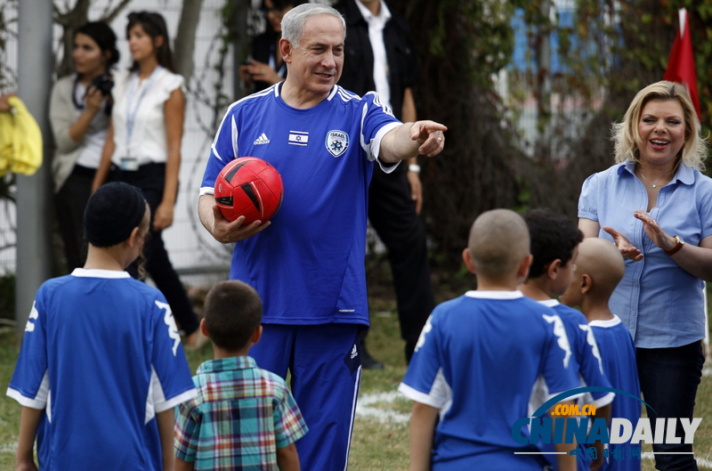 组图：内塔尼亚胡和癌症儿童一起踢球 带球动作娴熟