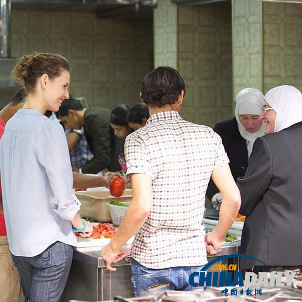 叙利亚第一夫人孤儿院发放斋月餐 高挽发髻平易近人