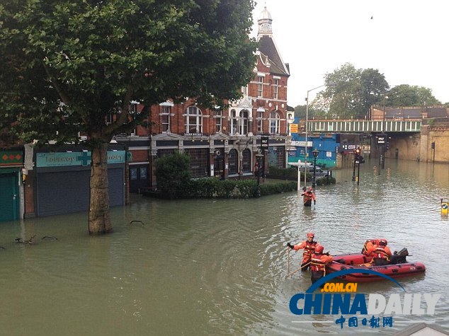 英国伦敦市郊主水管爆裂 导致部分街道商铺被淹（图）