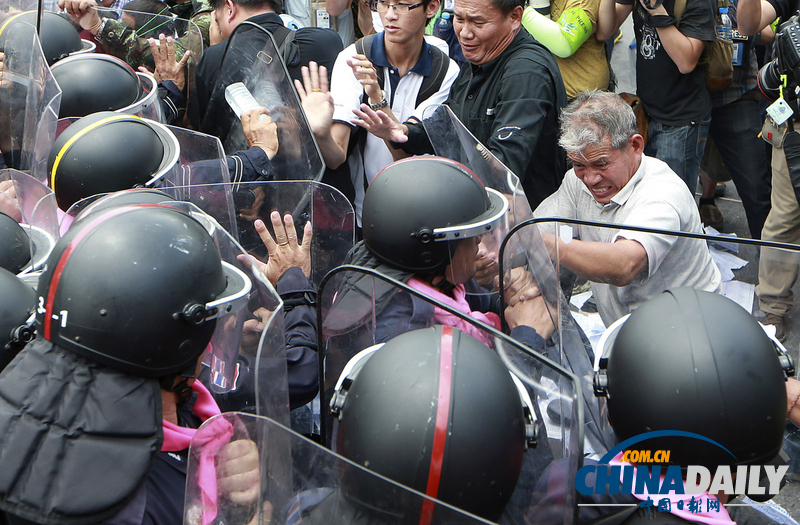 他信反对者抗议泰国特赦法案 与警察激烈冲突（图）