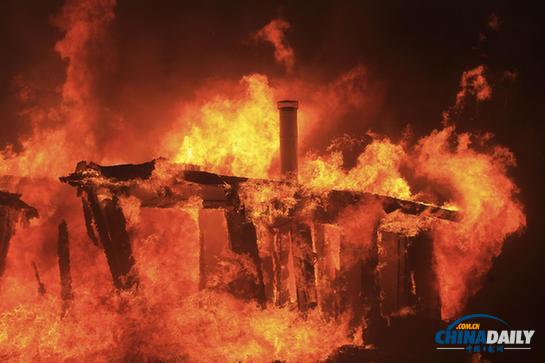 美国加州南部发生山林火灾 造成3人受伤房屋烧毁