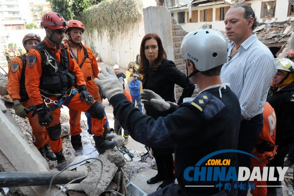 阿根廷居民楼爆炸搜救持续进行 总统视察事故现场