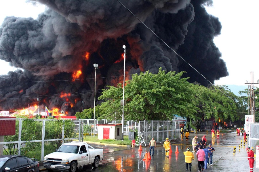 委内瑞拉一国营炼油厂遭雷击引发大火（组图）