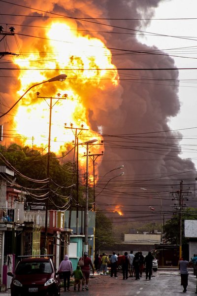委内瑞拉一国营炼油厂遭雷击引发大火（组图）