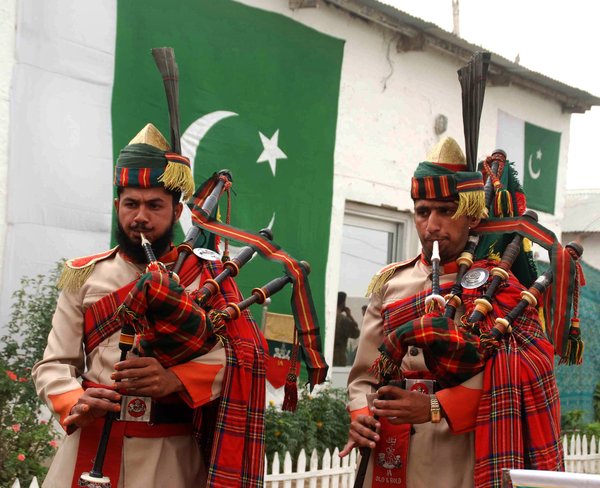 巴基斯坦迎来第66个独立日 国旗热卖 