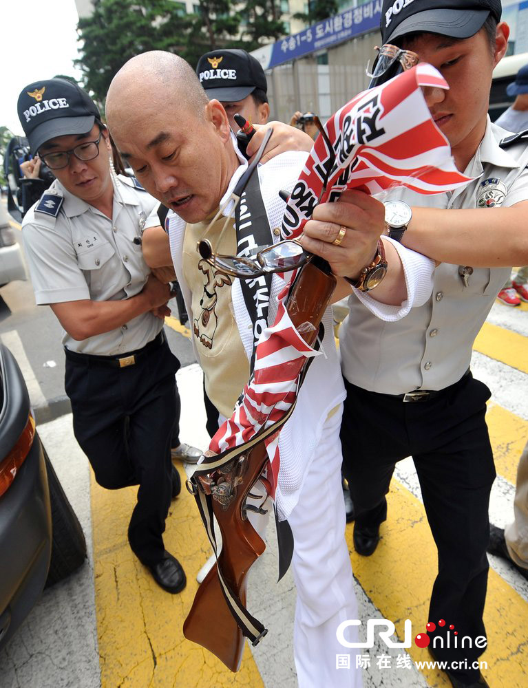 韩国男子向日本使馆扔鸡蛋 遭警方逮捕