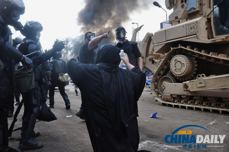 埃及妇女给安全部队成员下跪 阻拦武力清场（组图）
