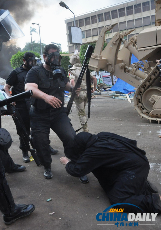 埃及妇女给安全部队成员下跪 阻拦武力清场（组图）