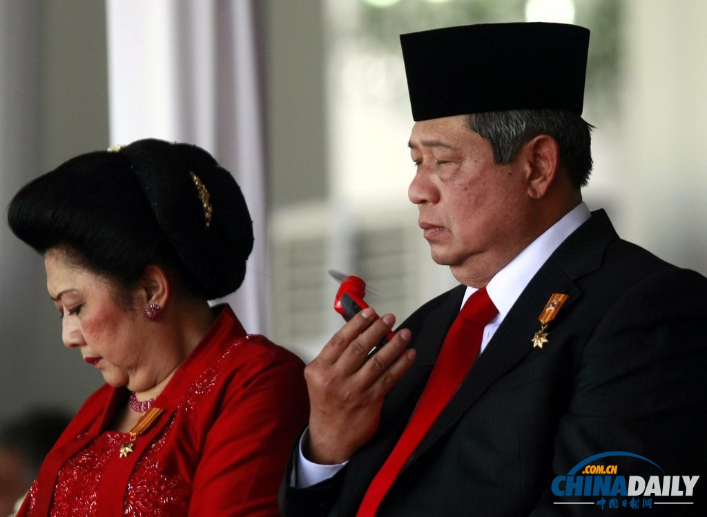 印尼总统出席独立日阅兵式自带迷你电风扇 曾有女兵疑似热晕（高清组图）
