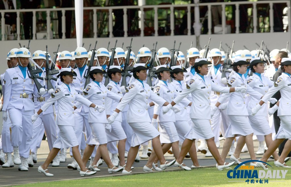 印尼总统出席独立日阅兵式自带迷你电风扇 曾有女兵疑似热晕（高清组图）