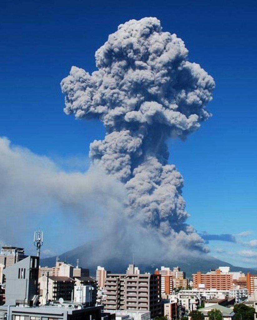日本樱岛火山喷发 烟尘高达5000米（高清组图）
