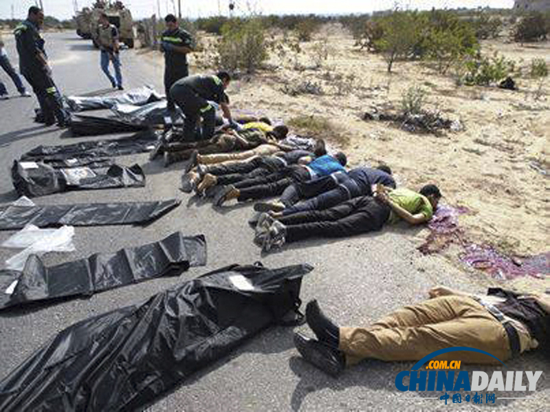 埃及运送警察车辆遭袭25人死亡 棺椁运抵首都（组图）