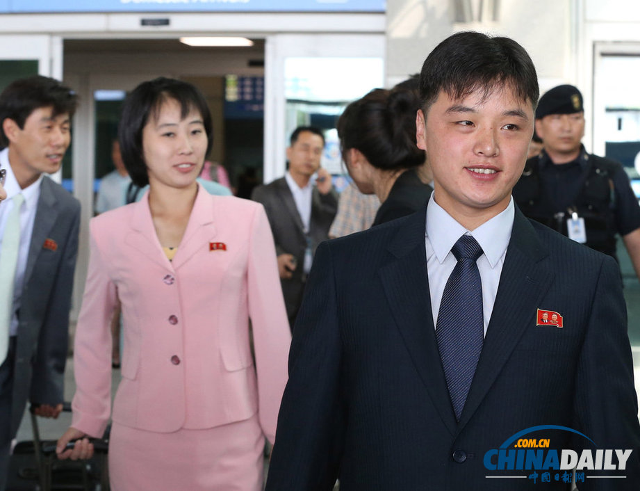 朝鲜青少年赴韩参加联合国培养计划 意气风发（图）