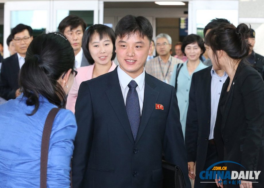 朝鲜青少年赴韩参加联合国培养计划 意气风发（图）
