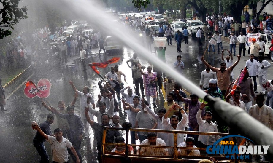 印度反对党活动家抗议执政党食品安全项目 遭警方暴力驱散（组图）