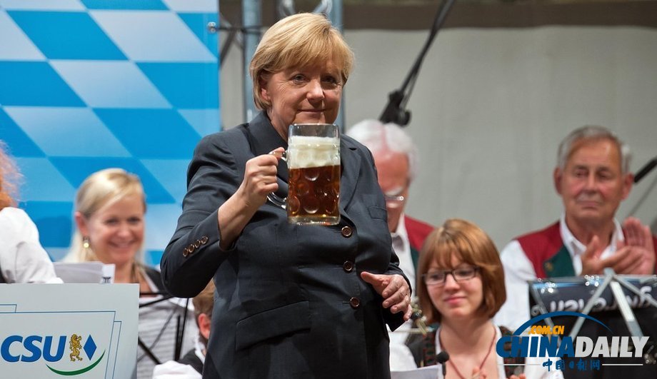 德国总理默克尔出席选举活动 现场豪饮啤酒（高清组图）
