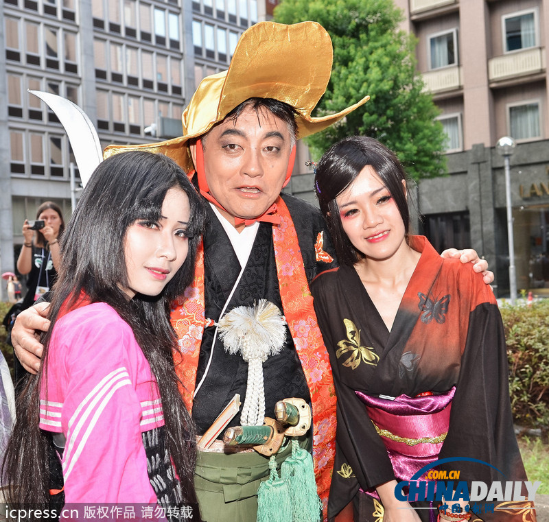 日本名古屋市长亮相cosplay峰会红毯 左拥右抱艳福不浅（组图）