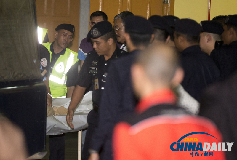 马来西亚公交车坠崖已致33人死亡 其中24名华人（高清组图）