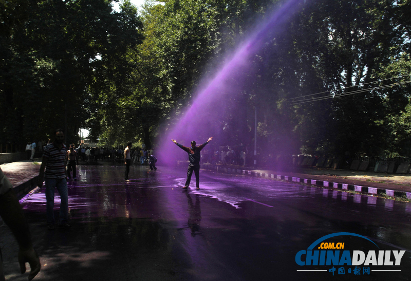 克什米尔公务员示威 警方用紫色水柱驱散人群（高清组图）