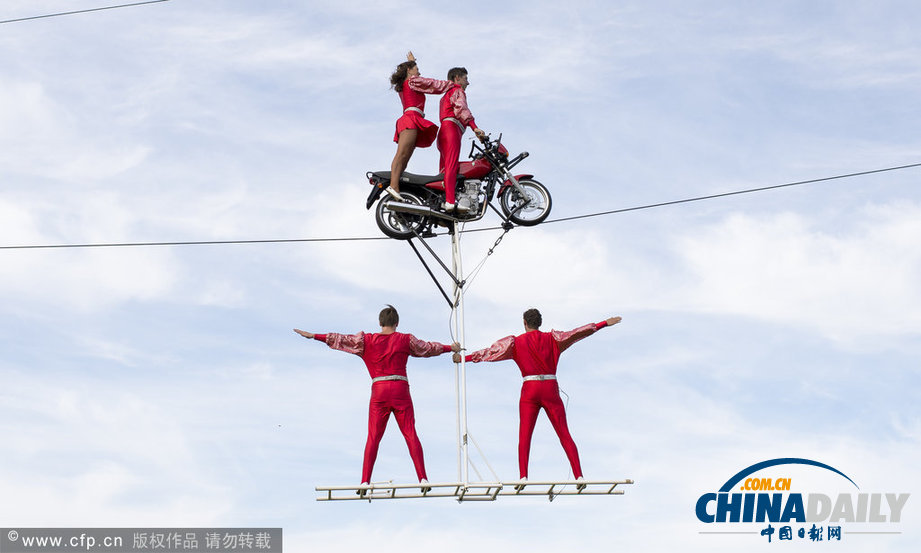 德国高空钢丝表演队上演刺激表演 骑摩托空中“飙车”