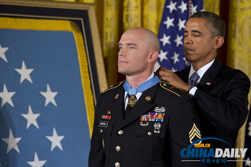 奥巴马为美国大兵颁发荣誉奖章 赞其阿富汗行动中勇敢