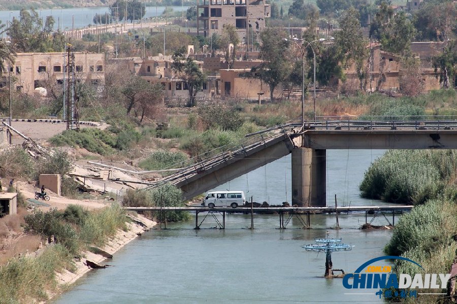 叙利亚东部城镇发生激烈交火 钢筋水泥大桥被炸断