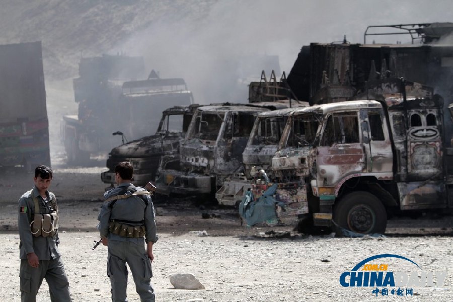 阿富汗塔利班袭击美军后勤基地 30多辆军车被毁