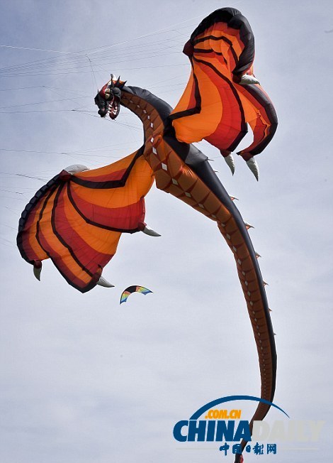 布里斯托尔国际风筝节绚丽多彩 3D风筝热闹“狂欢”