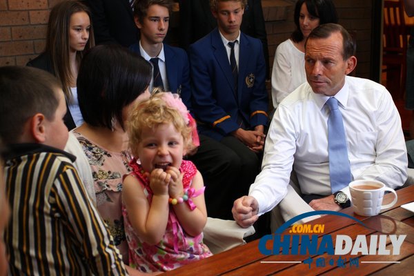 澳反对党领导人竞选造势 小萝莉搞怪表情抢镜（组图）