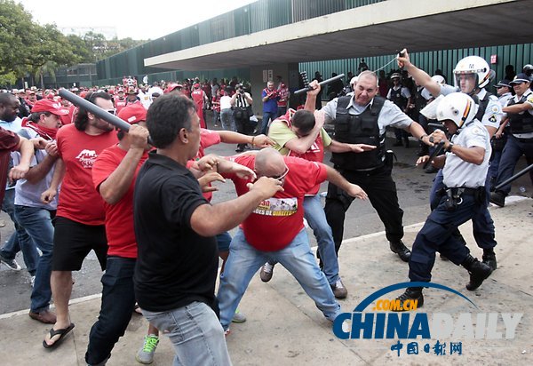 巴西示威者欲闯议会阻止法案投票 与警方发生冲突