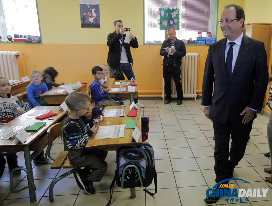 法国总统奥朗德开学季视察学校 与小萝莉亲切交流（高清组图）