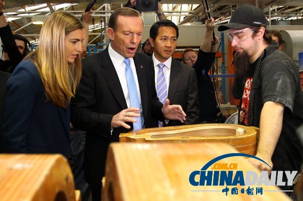 澳反对党领袖视察吉他工厂 争当“文艺男”