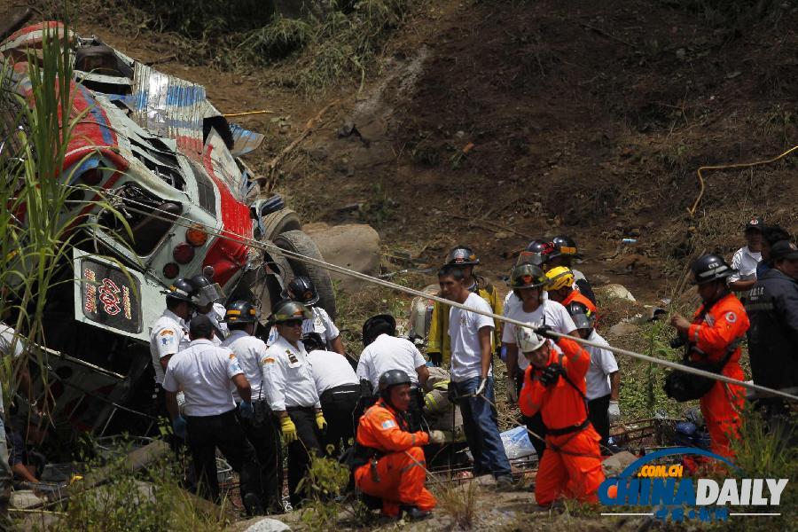 危地马拉客车从悬崖坠入深谷 至少45人死亡