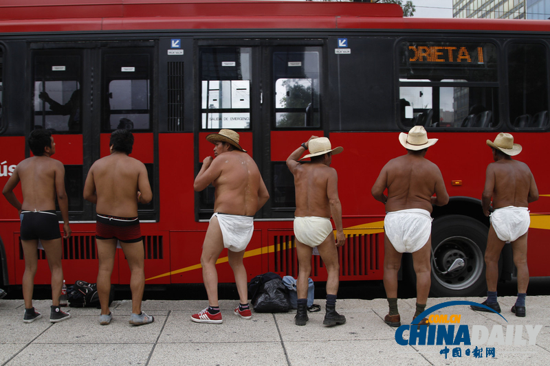 墨西哥农民半裸穿“尿布” 抗议遭受歧视和欺压