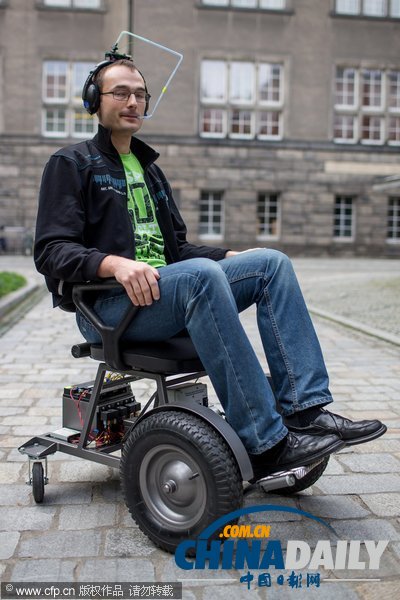 波兰博士生发明呼吸控制型轮椅 靠嘴吹气指挥行动