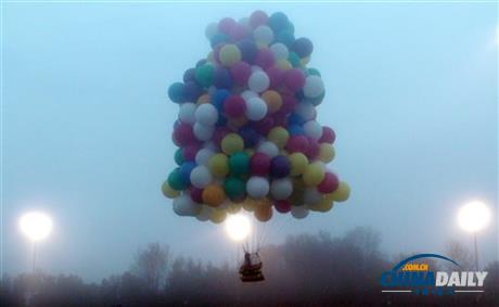 利用集束气球穿越大西洋的美国探险家安全着陆