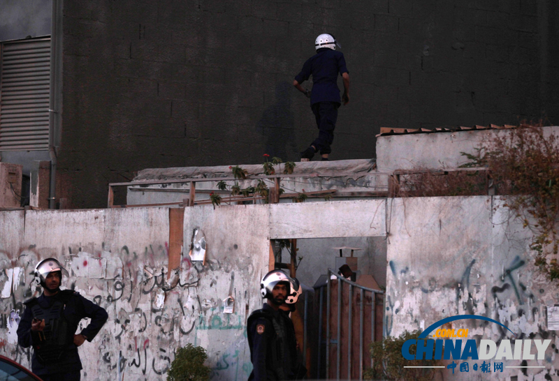 巴林防暴警察发射催泪弹 驱散反政府示威者